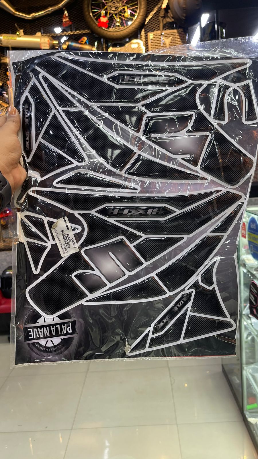 TANK PAD SUZUKI GIXXER 250 FI EN RESINA NEGRO CARBONO