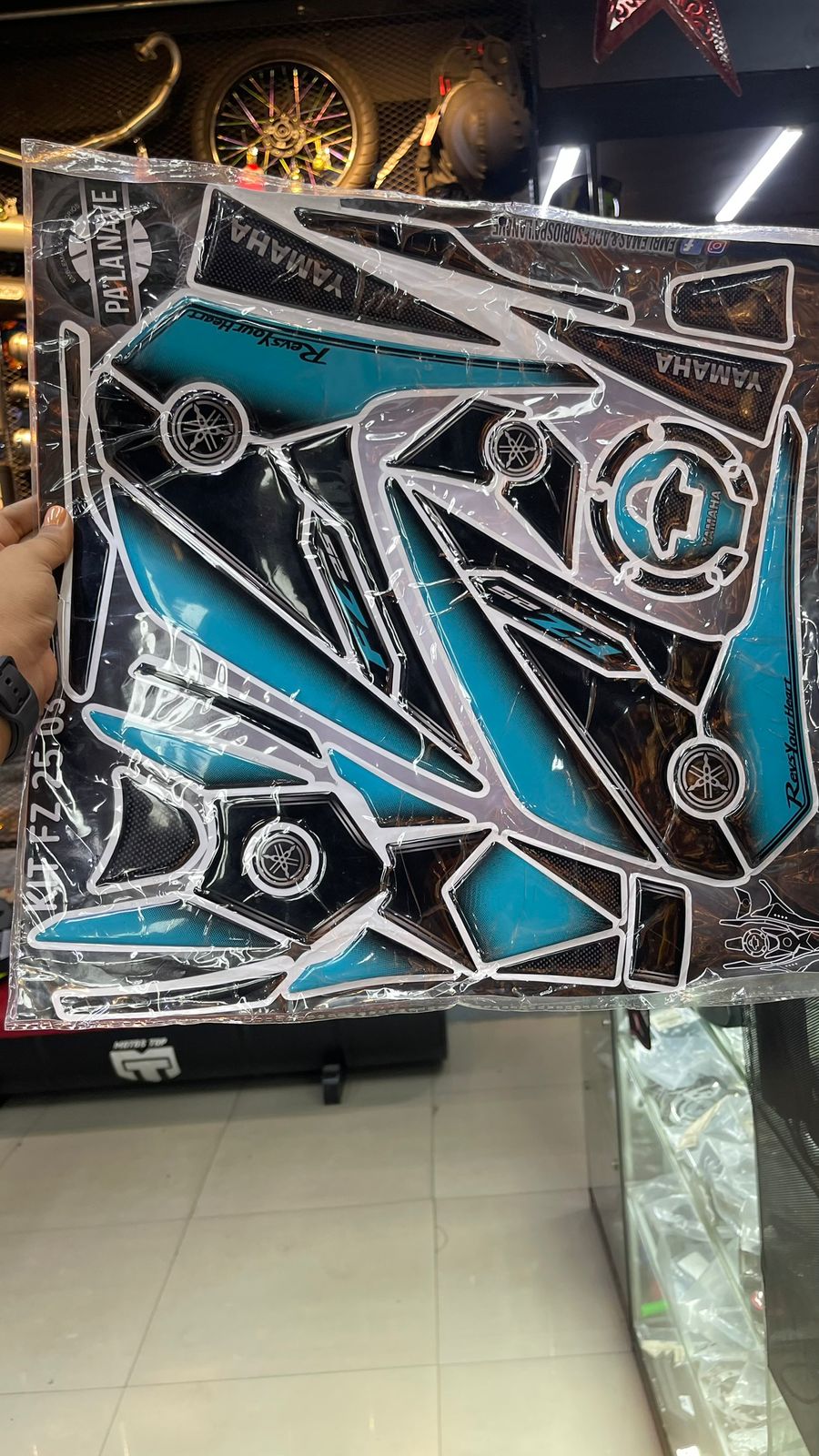 TANK PAD YAMAHA 25 GRANDE EN RESINA AZUL