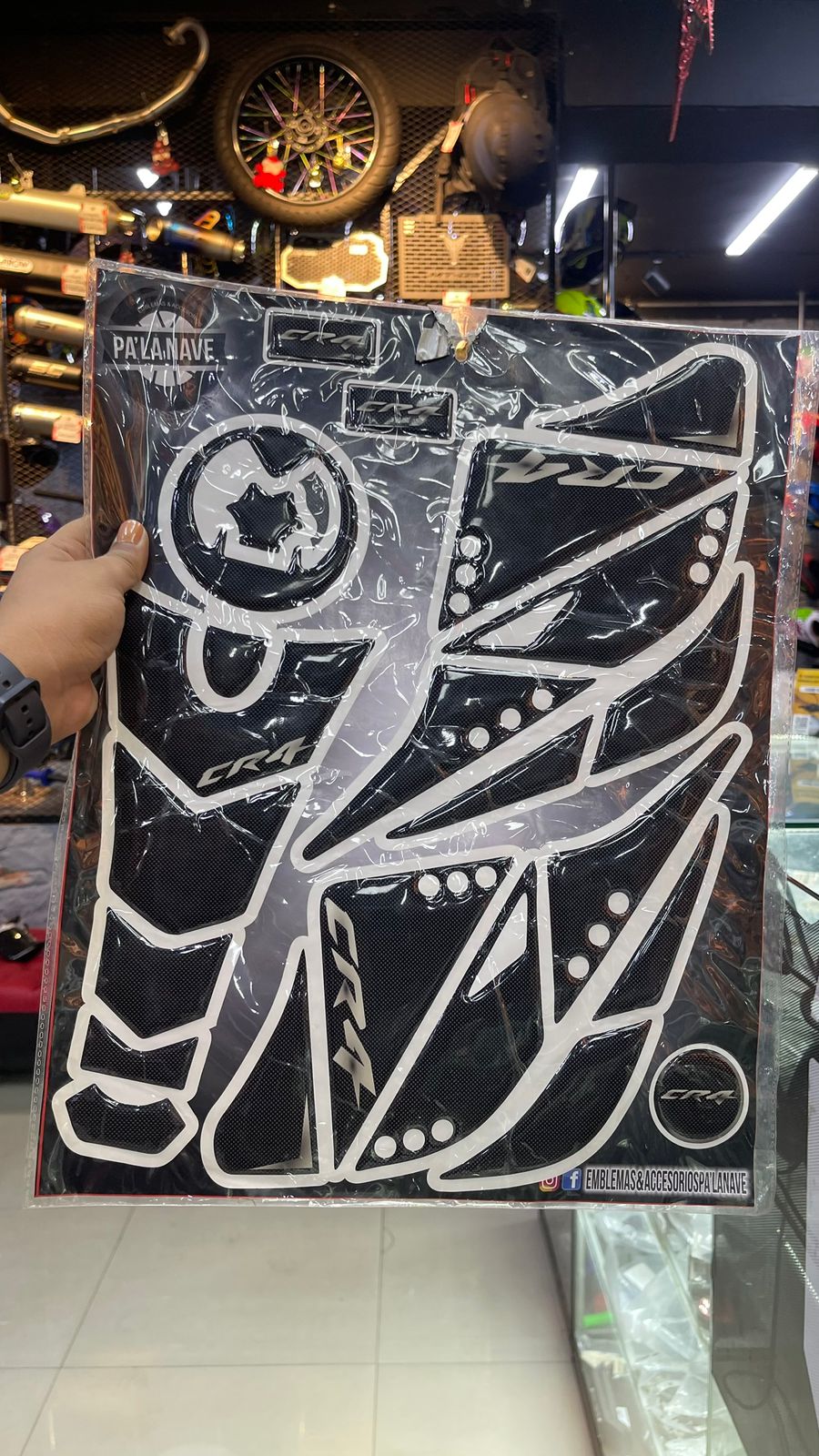 TANK PAD AKT CR4 EN RESINA NEGRO CARBONO