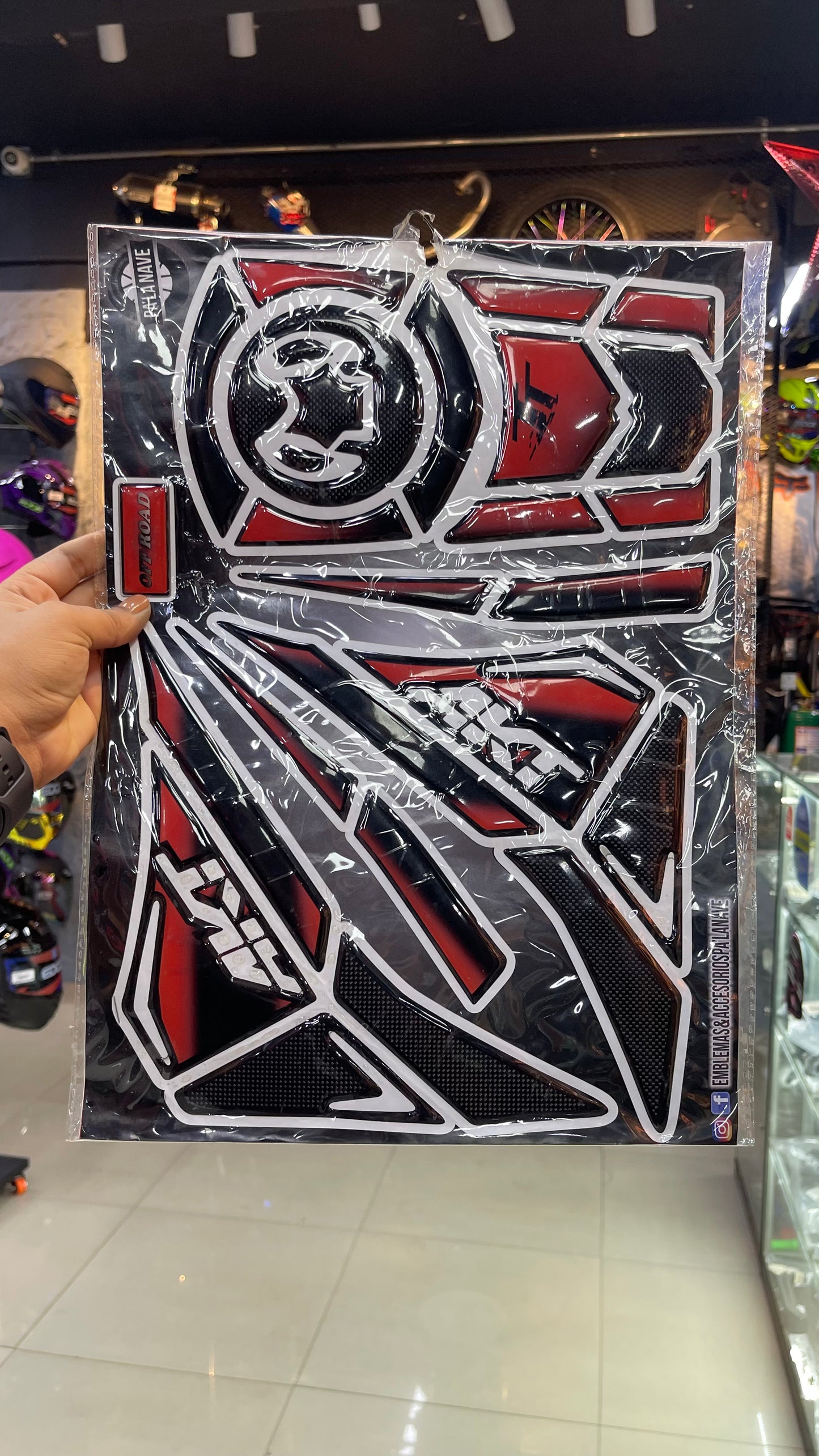 TANK PAD AKT TT EN RESINA ROJO