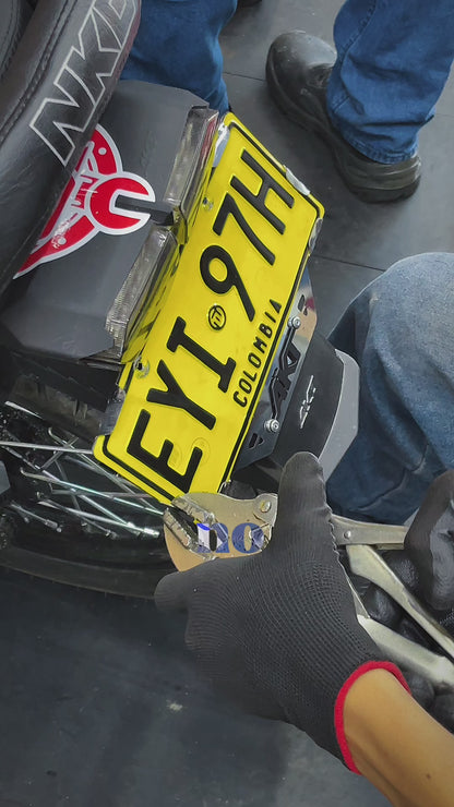 PORTA PLACA DOMINAR CL-20 CROMADO + 3D NEGRO
